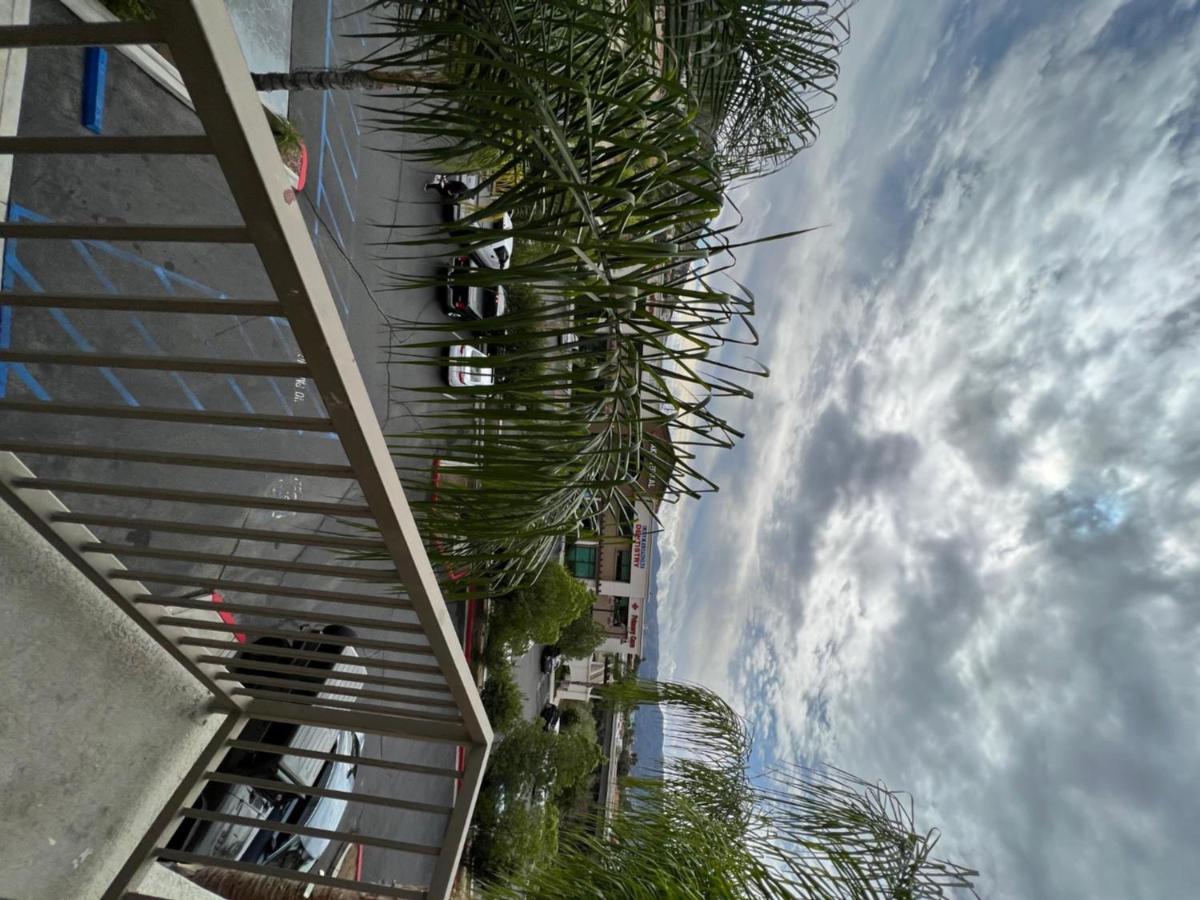 Holiday Inn Express Hotel & Suites Lake Elsinore By Ihg Exteriör bild